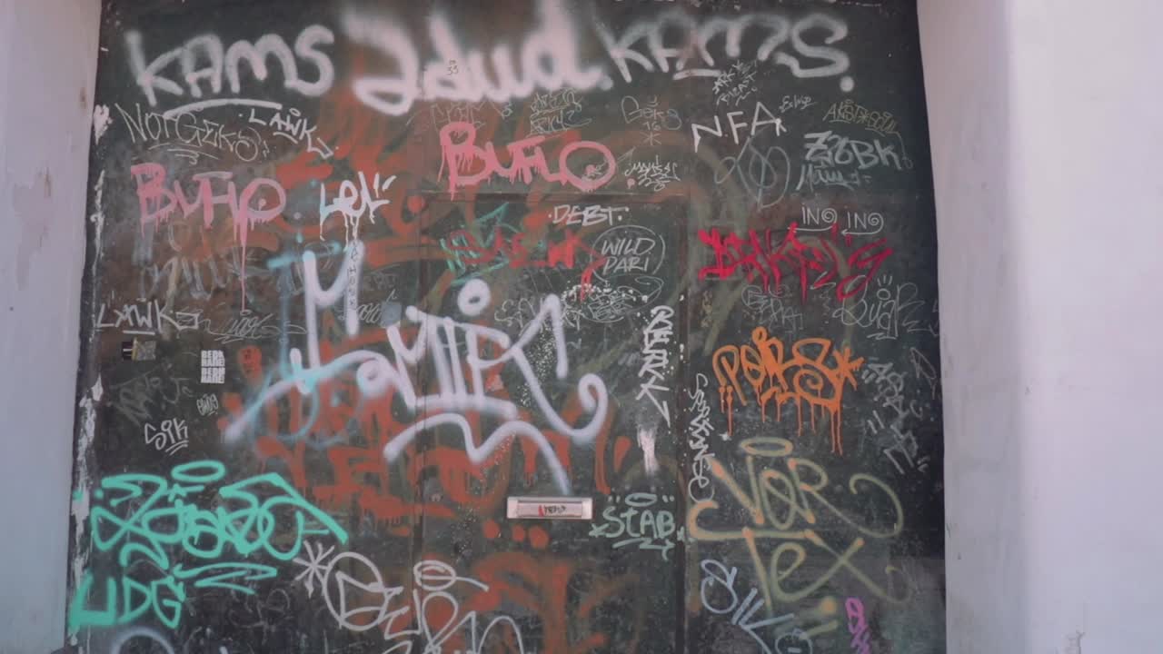 Graffiti su un muro ad Albufeira, Portogallo