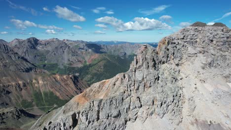 Vista-Aérea-De-La-Empinada-Cumbre-De-La-Cordillera-De-Las-Montañas-Rocosas-En-El-Paisaje-De-Colorado-Usa-En-Un-Día-Soleado-De-Verano