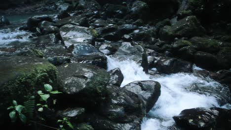 Siguiendo-El-Agua-Bajando-Por-El-Río-Después-De-Una-Cascada