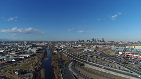 Una-Tarde-Panorámica-Sobre-Una-Concurrida-Autopista-De-Denver