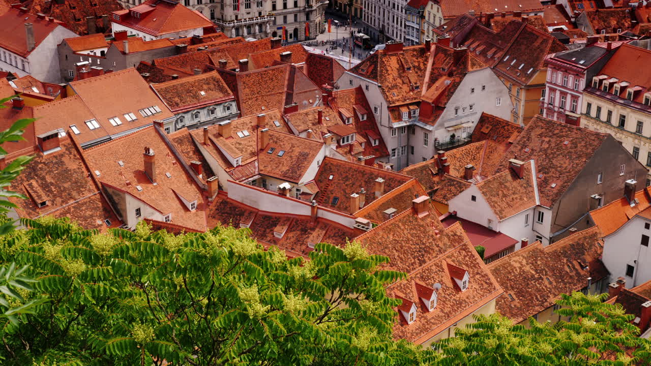 Panorama della città di Graz in Austria: tra le belle case antiche è visibile il Municipio
