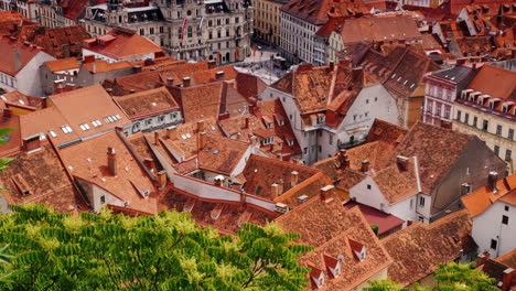 Panorama-Der-Stadt-Graz-In-Österreich-Zwischen-Den-Schönen-Alten-Häusern-Ist-Das-Rathaus-Sichtbar