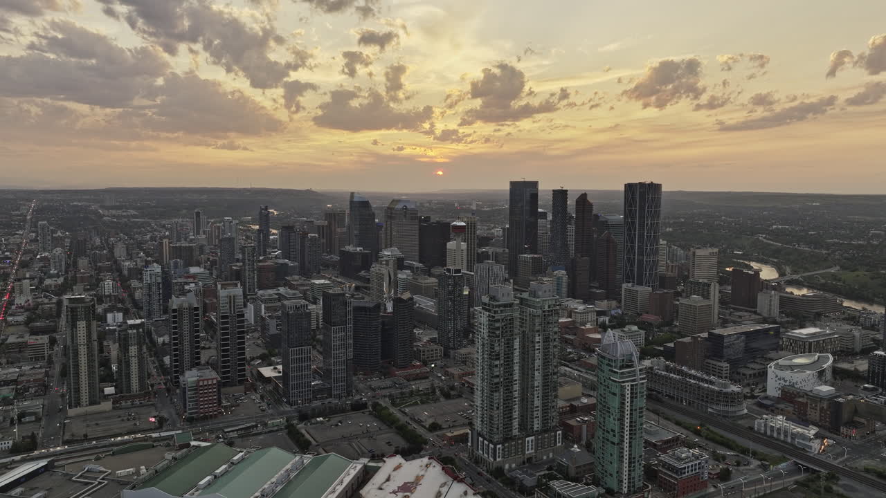 calgary ab canada aerial v55 drone flyover victoria park a través de east village capturando el paisaje urbano de beltline, el centro comercial y eau claire al atardecer - filmado con mavic 3 pro cine - julio 2023