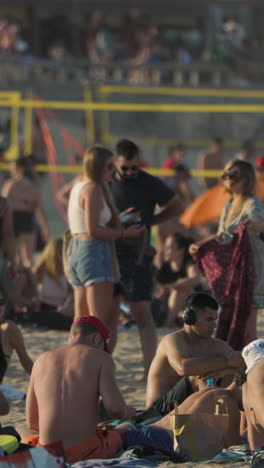 la playa ocupada en sumer en la vertical de barcelona.