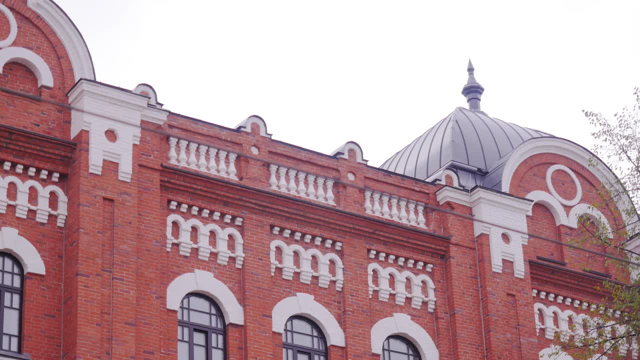 украшенный фасад здания из красного кирпича