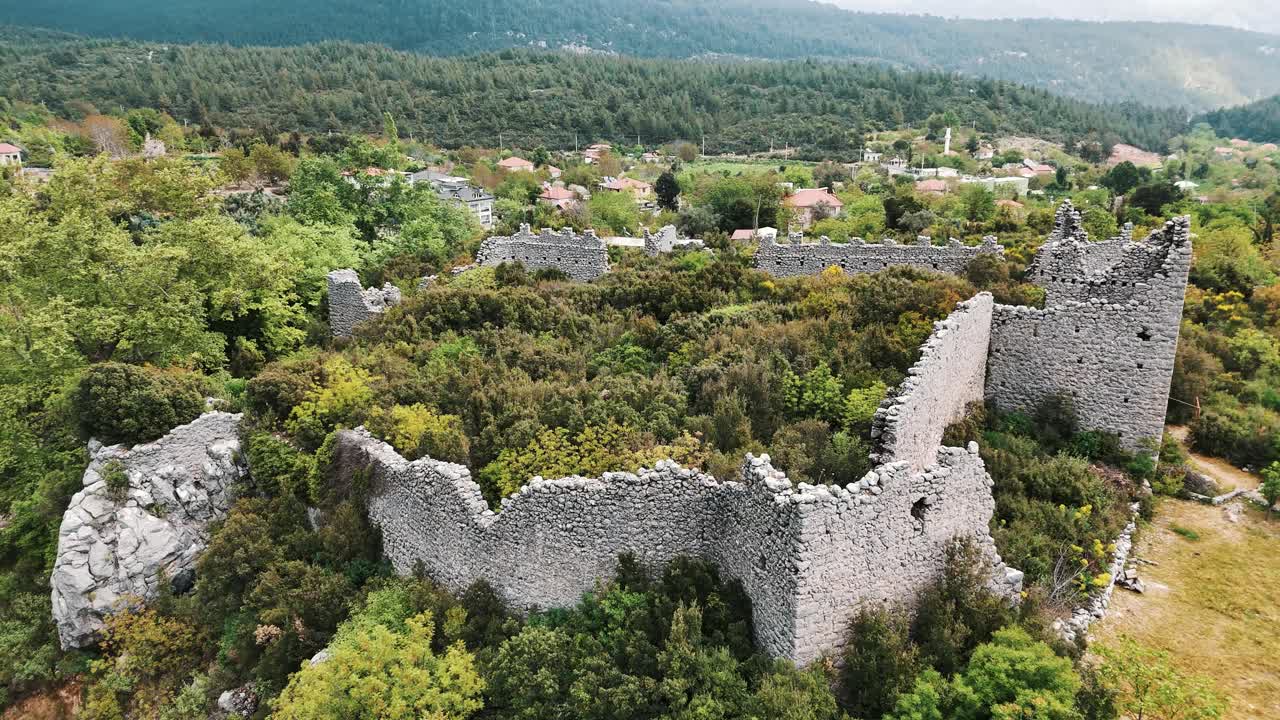 vista aérea de las ruinas del antiguo castillo romano de kadrema ubicado en el pueblo de gedelme y la cresta de la montaña en el fondo