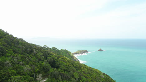 Una-Vista-Fenomenal-Sobre-La-Selva-Tropical-En-Una-Montaña-Ubicada-Junto-Al-Océano-En-Koh-Lanta,-Tailandia