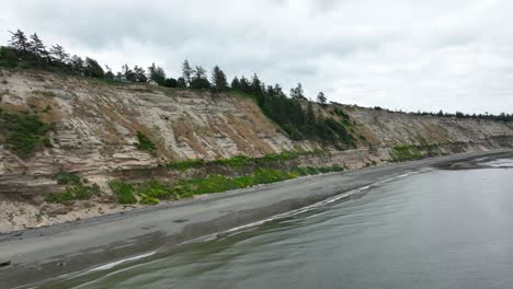 Drohnenaufnahme-Der-Klippenseite-Des-Weststrandes-Mit-Darunter-Brechenden-Wellen