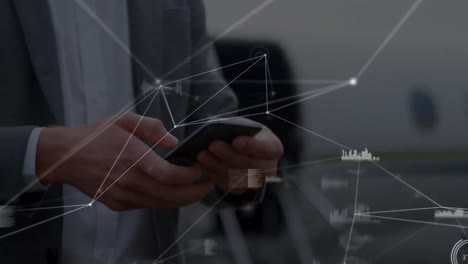 animación de la red de conexiones sobre las manos de un empresario caucásico usando un teléfono inteligente