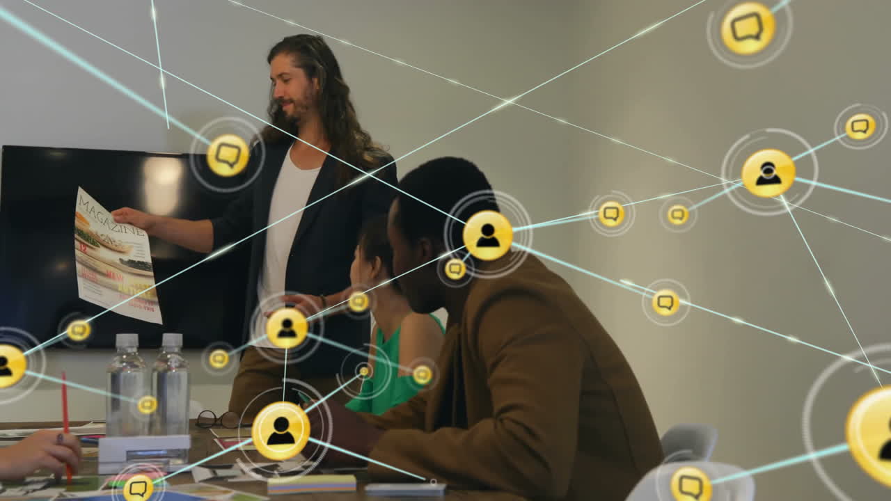 animación de la red de conexiones con iconos sobre diversas personas de negocios en la oficina