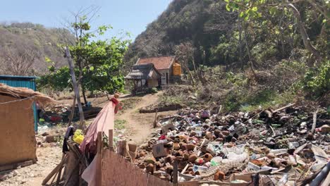 widok z lotu ptaka formacji klifowych w nusa penida, indonezja z dużą ilością suchej trawy i ścieżką prowadzącą przez wzgórze