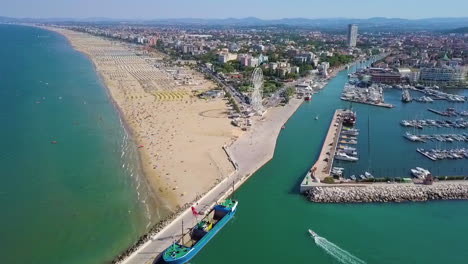 paisaje del puerto deportivo de rimini con barcos y yates amarrando en verano en italia