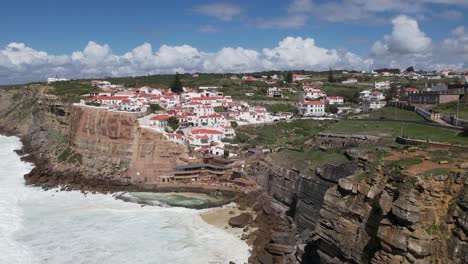 vuela sobre la ciudad costera de azenhas do mar, portugal 01