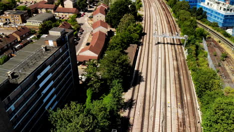 vías de tren con tren en movimiento desde arriba en las afueras de londres