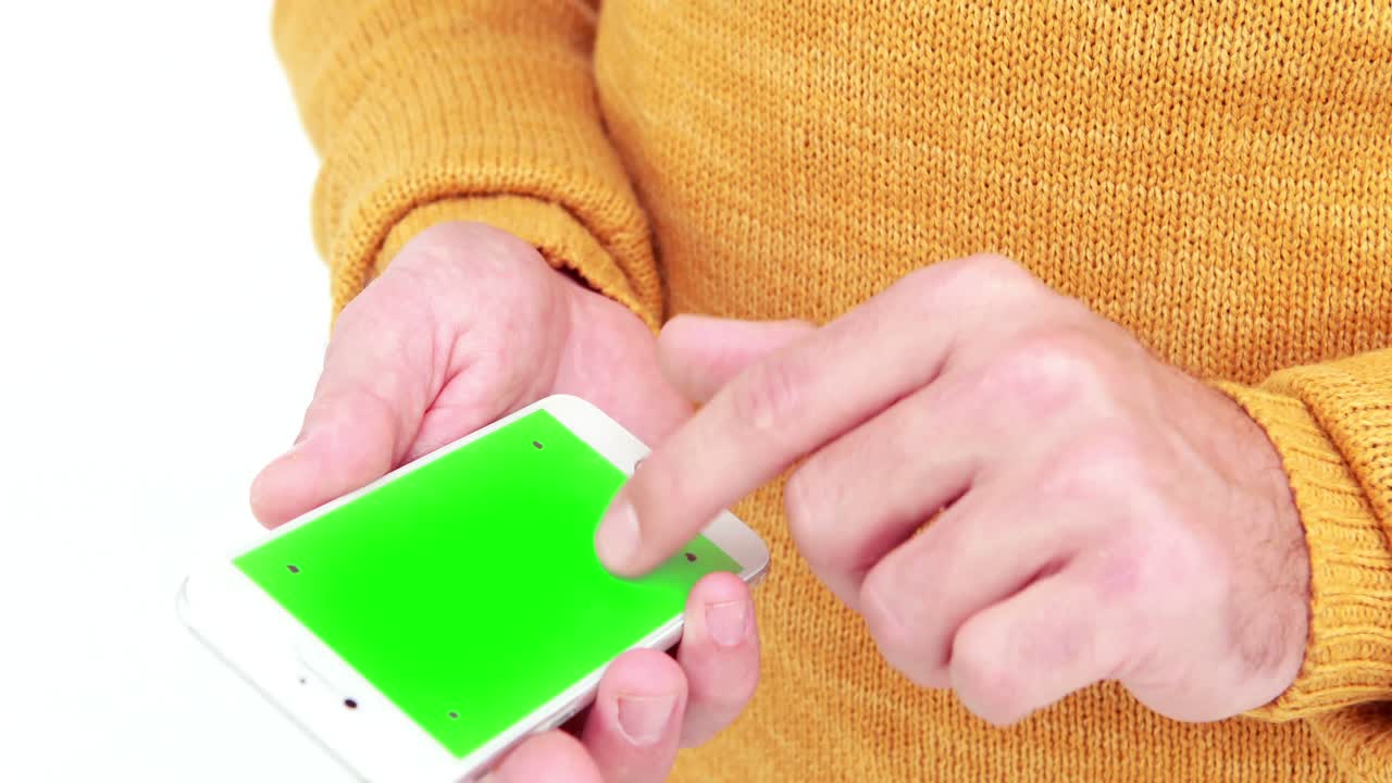 Hipster che usa lo smartphone con schermo verde