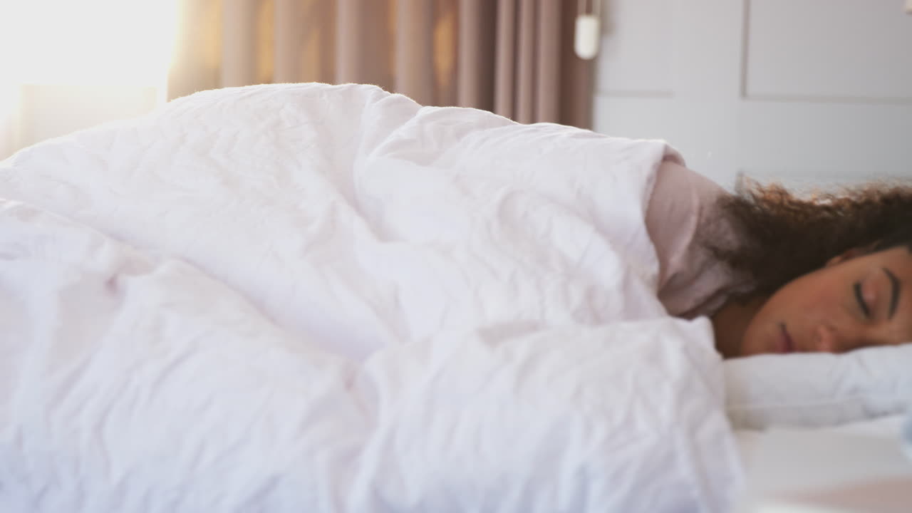 그녀  ⁇ 의 침대  ⁇  테이블에 음성 조수와 함께 침대에서 깨어나는 여자