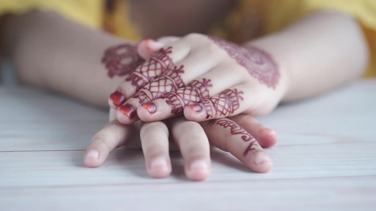 Disegno dell'henna sulle mani