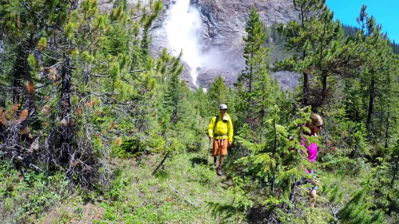 산에서 하이킹하는 커플 4k