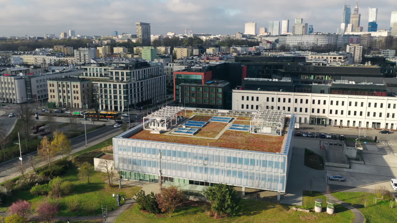 Centrum Nauki Kopernik, Varsavia, Polonia - Un'architettura moderna con giardini pensili, che fonde scienza e natura nel paesaggio urbano - Ripresa con drone in orbita.
