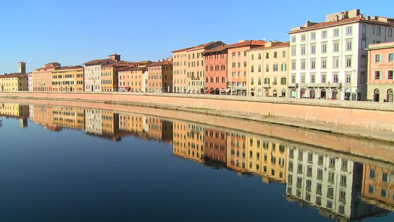 Edifici costeggiano e si riflettono in un canale simmetrico a Pisa, Italia 2