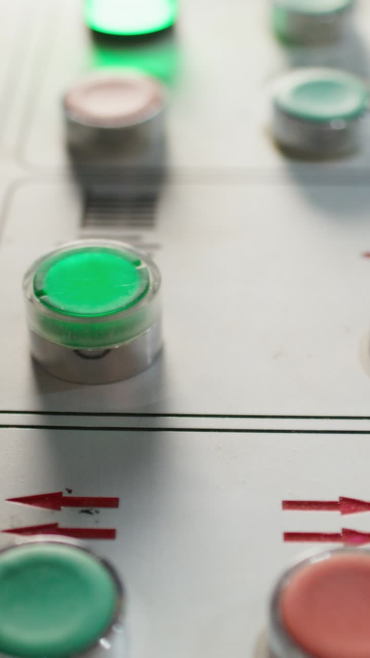 primer plano del panel de control industrial