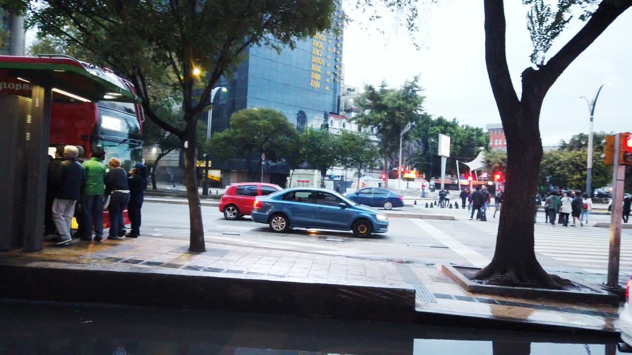 Pedestrian crossing of Avenida Reforma and Hidalgo