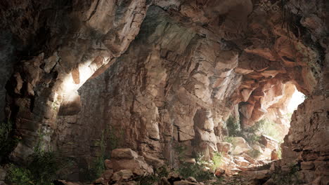una luz brillante brilla a través de la entrada de una cueva