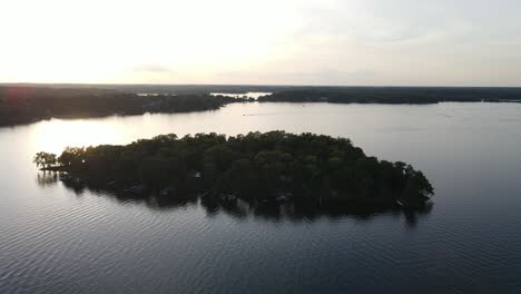 aerial-view-of-a-lonely-island-found-in-minnetonka,-minnesota