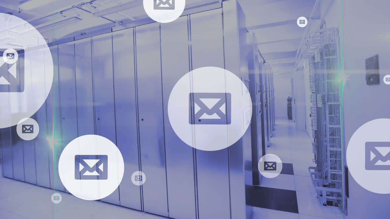 animación de múltiples iconos de mensajes flotantes y punto de luz contra la sala del servidor de la computadora