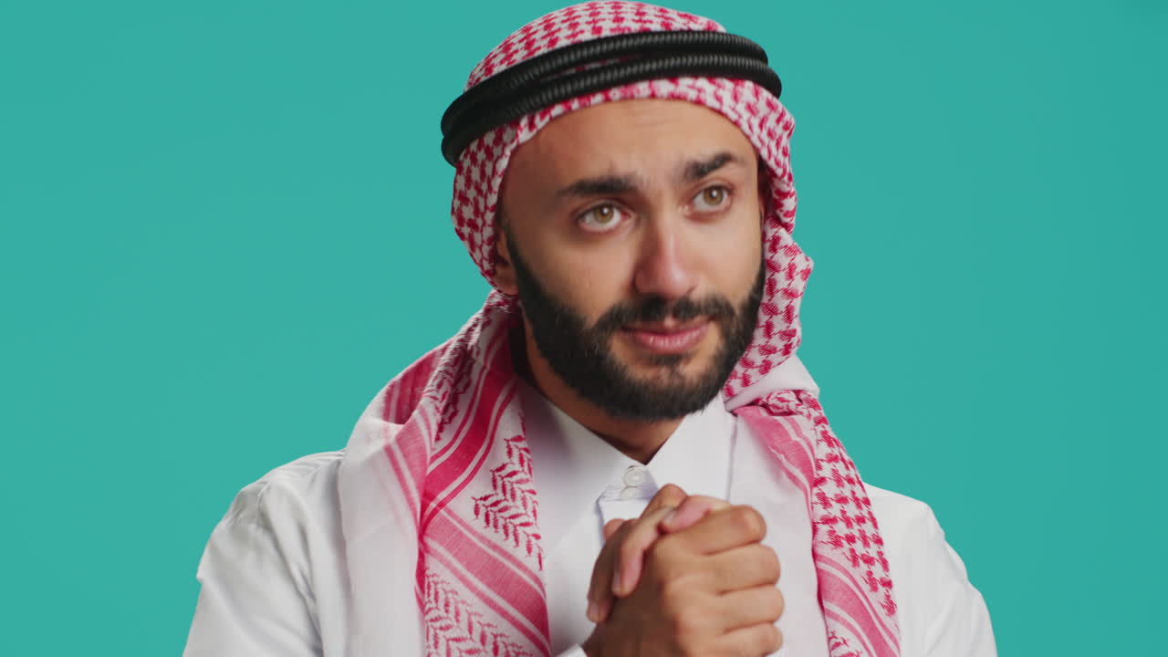 арабский парень умоляет и просит эмоционально