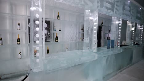 Bar-De-Hielo-En-La-Atracción-Turística-Del-Hotel-De-Hielo,-Suecia