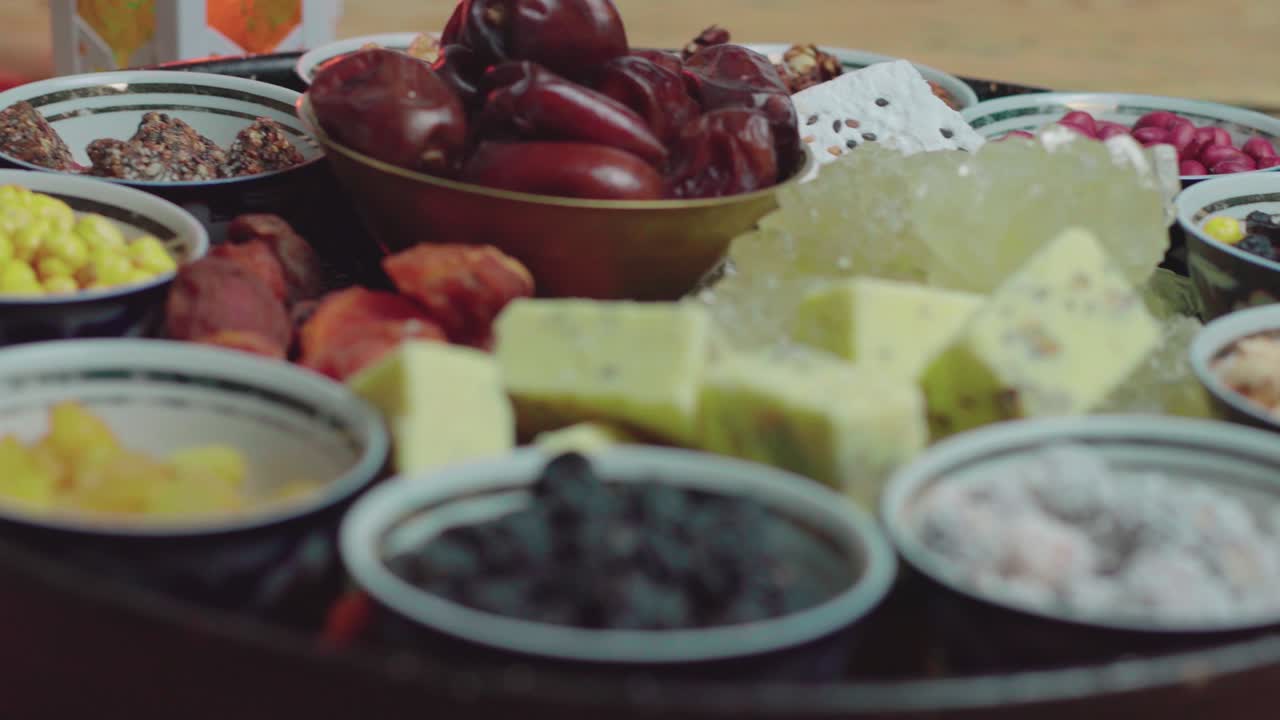 mesa de comida de iftar. comida de la noche