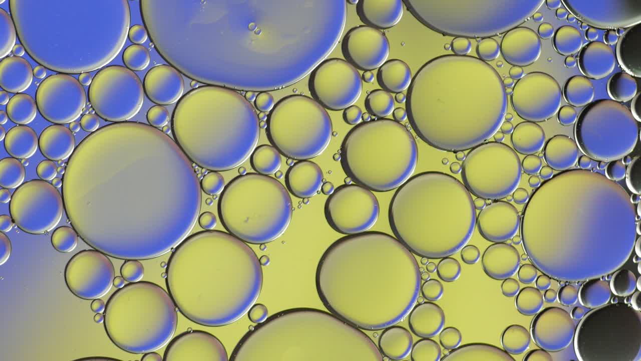 물 위에 떠다니는 기름방울의 다채로운 예술적.