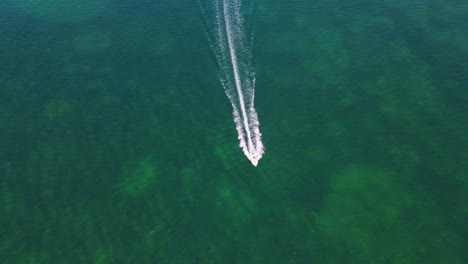 Impresionantes-Imágenes-Aéreas-De-Drones-De-4k-De-Un-Barco-Deslizándose-Por-El-Mar-Encantador