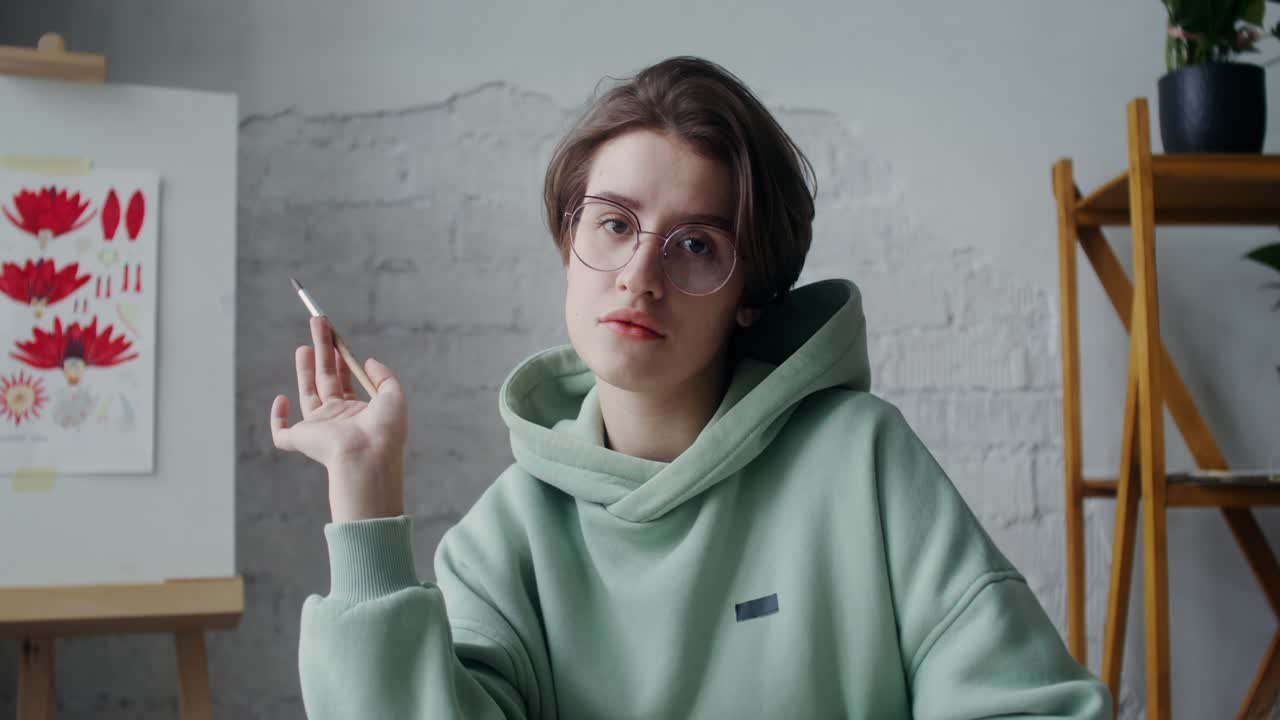 joven artista en su estudio