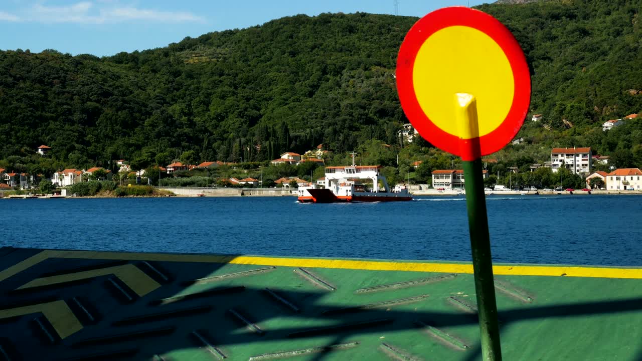 둥근 표시로 페리를 확인하세요.