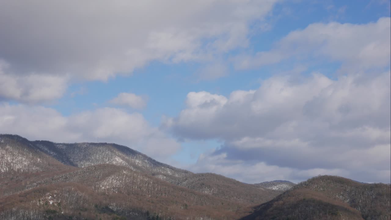 파란 하늘  구름은 눈의 산 위에. 한 은 이 구름. cumulus 구름 스케이프 타임스. 겨울 파란하늘 타임с. 극적인 웅장한 놀라운 파란 하람. 부드러운  구이 형성. 구름 타임 스 배경.
