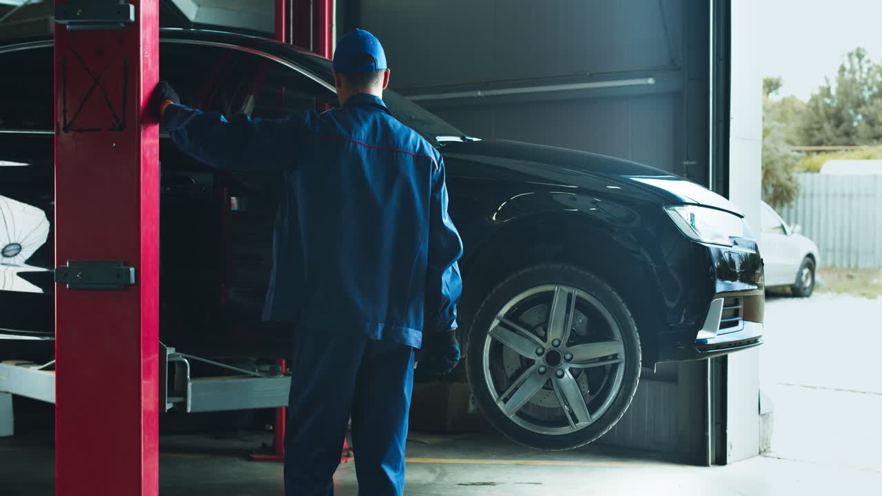 reparación de automóviles en un garaje