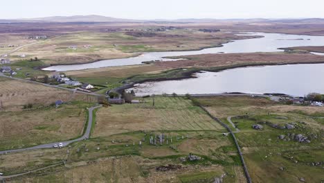 Toma-Aérea-De-Avance-De-Las-Antiguas-Piedras-De-Callanish-En-La-Isla-De-Lewis,-Parte-De-Las-Hébridas-Exteriores-De-Escocia.