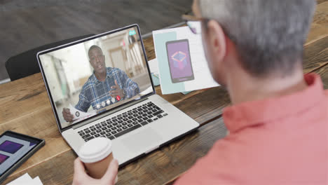 Hombre-De-Negocios-Caucásico-En-Videollamada-Portátil-Con-Un-Colega-Afroamericano-En-La-Pantalla