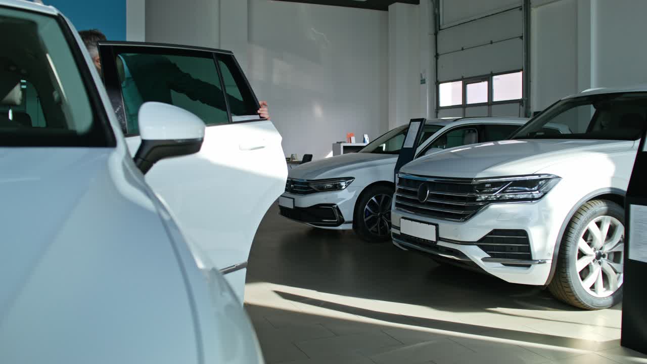 고객 방문 자동차 대리점 전시실