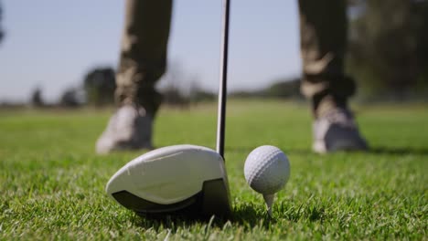 Golfspieler-Bereitet-Sich-Darauf-Vor,-Den-Ball-Mit-Seinem-Schläger-Abzuschlagen