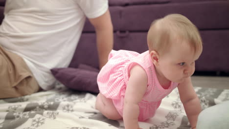 Adorable-Bebé-Jugando-Con-Su-Padre.-Bebé-Gateando-Hacia-Mamá.-Gatear-Niña-Pequeña