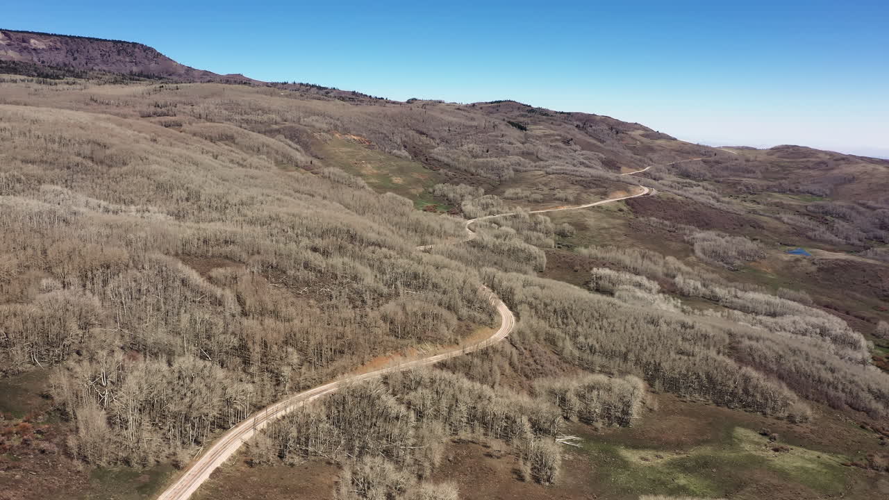 볼더 산의 불모의 나무를 통과하는 12번 고속도로