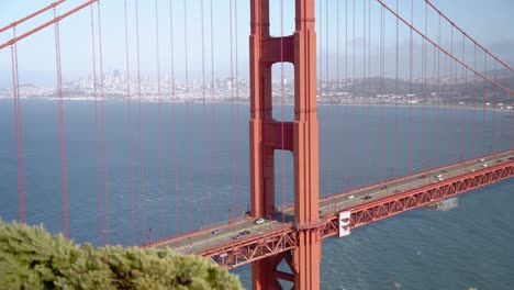 Wunderschönes-Stadtbild-Von-San-Francisco-Und-Die-Beliebte-Golden-Gate-Bridge-Während-Der-Hauptverkehrszeit