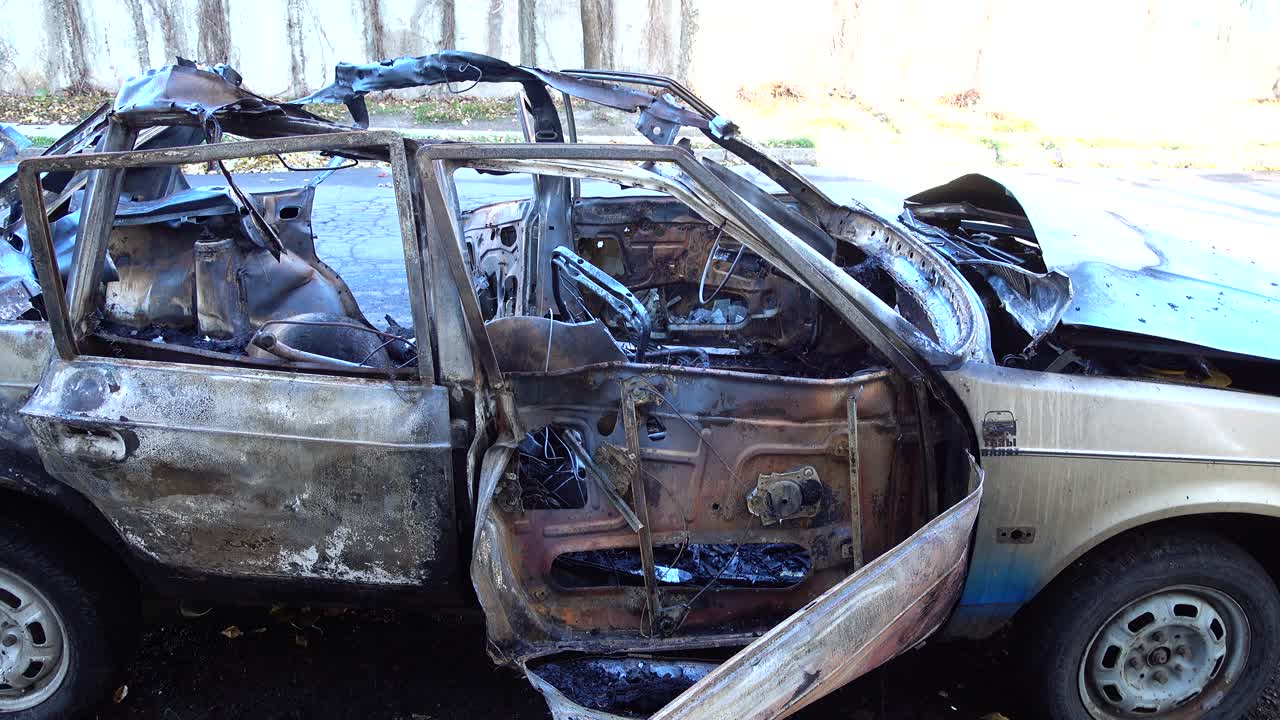 Das gesprengte Auto infolge eines Terroranschlags. Auto nach einem Terroranschlag.