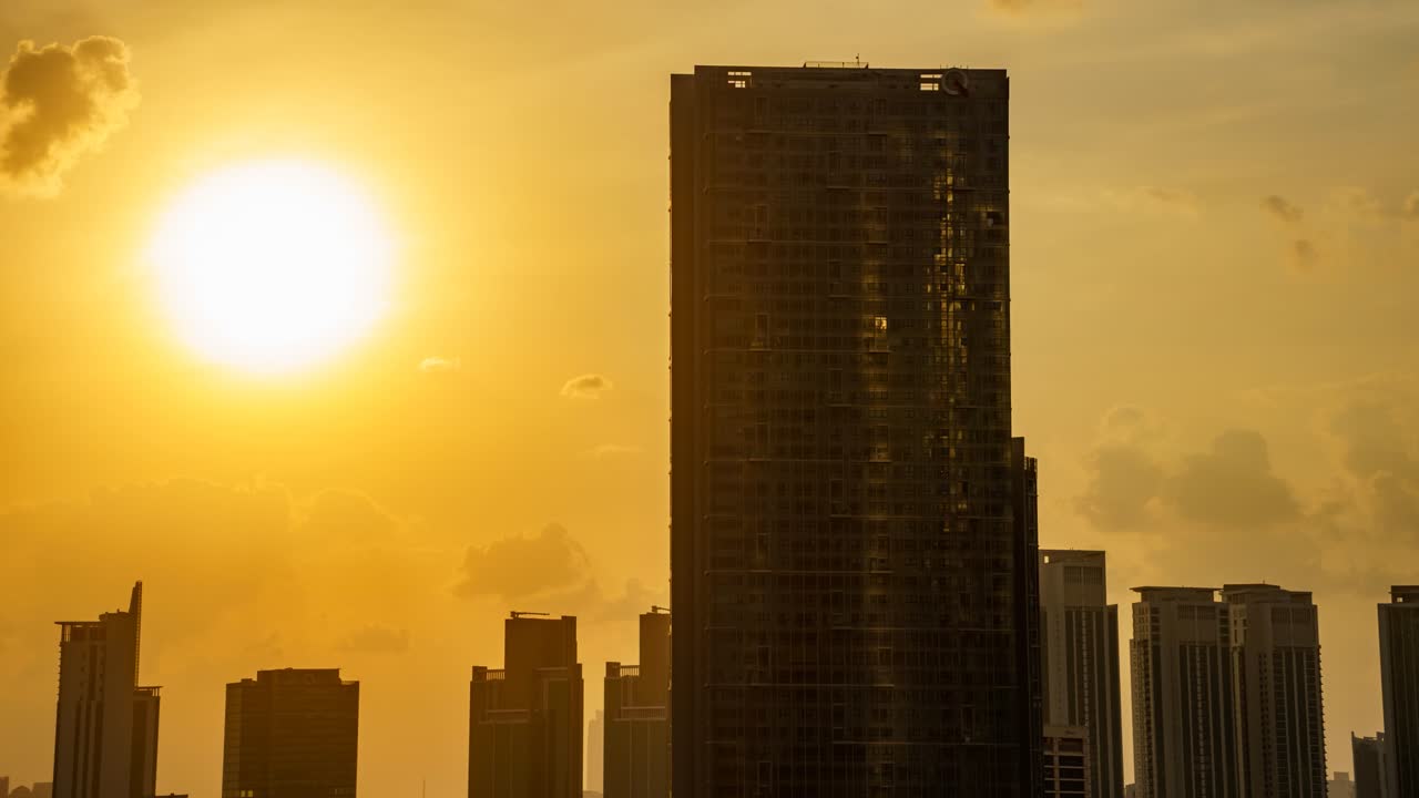 Pôr do sol dourado, colorido e ardente sobre o horizonte da cidade de Abu Dhabi, Emirados Árabes Unidos - time-lapse com zoom.
