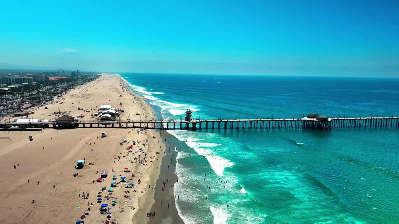 캘리포니아 헌팅턴 비치의 부두의 왼쪽 드론 뷰