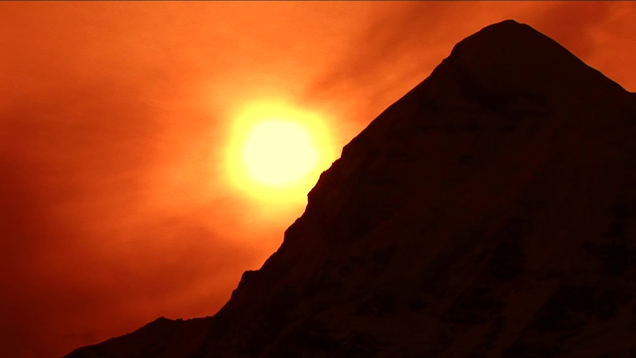 Sol poente silhuetando o Pumori.