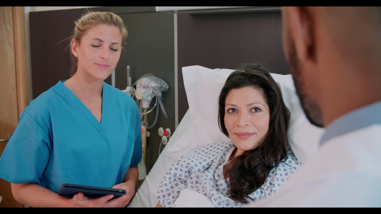 여성 환자와 의료진이 병원에서 상담을 하고 있습니다.